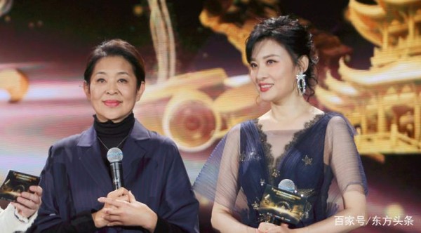 倪萍周涛罕见同台配合默契显亲昵,曾被传因为工作竞争关系不和