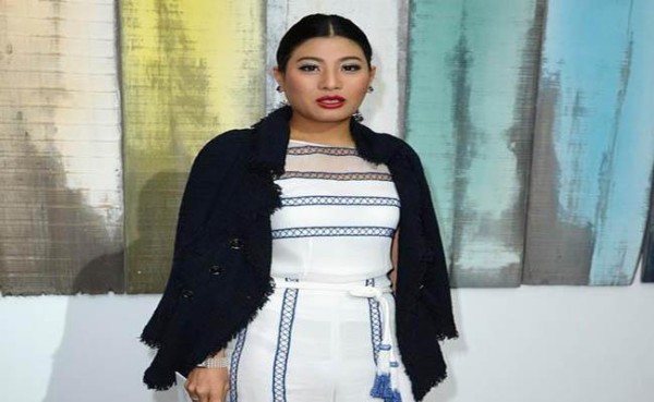 泰国明星与公主合影必须下跪,李连杰不是泰国人也曾跪过