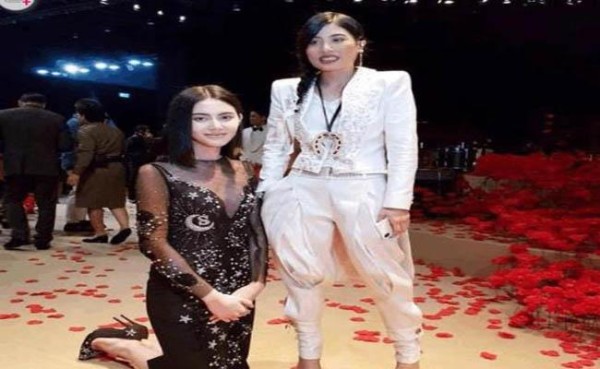 泰国明星与公主合影必须下跪,李连杰不是泰国人也曾跪过