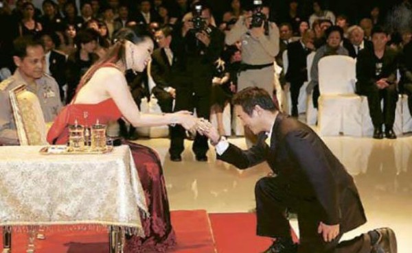 泰国明星与公主合影必须下跪,李连杰不是泰国人也曾跪过