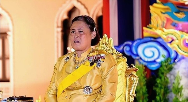 玛哈对诗琳通也很好的,在别人看不见的地方真心关怀妹妹,兄妹关系和谐美满,诗琳通也坦然无防备地回应哥哥的关爱