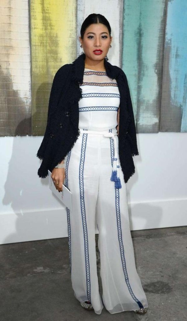 与公主合照,众星按照习俗纷纷下跪,唯独她的行为令网友点赞