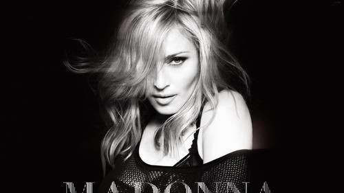 婆孙恋撒狗粮!巨星麦当娜演出意外摔伤,小36岁男友不离不弃