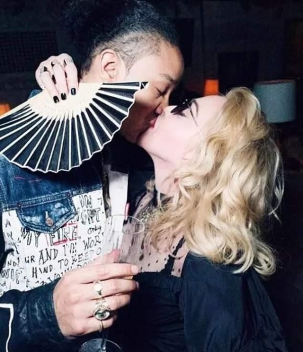 婆孙恋撒狗粮!巨星麦当娜演出意外摔伤,小36岁男友不离不弃