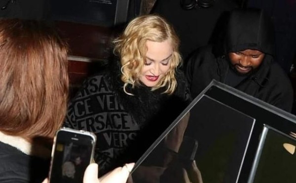 婆孙恋撒狗粮!巨星麦当娜演出意外摔伤,小36岁男友不离不弃