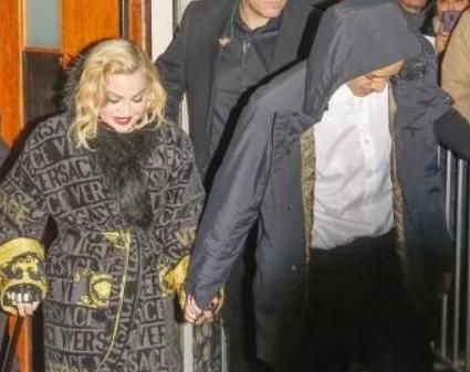 婆孙恋撒狗粮!巨星麦当娜演出意外摔伤,小36岁男友不离不弃