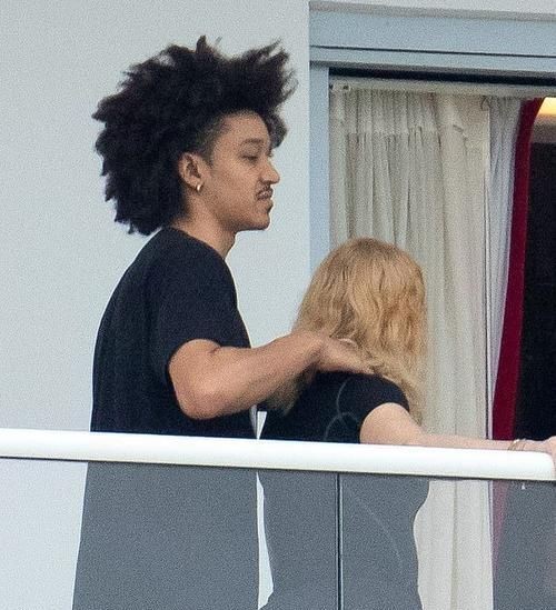 婆孙恋撒狗粮!巨星麦当娜演出意外摔伤,小36岁男友不离不弃