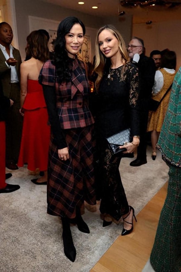 邓文迪11月5日新照美又飒!身材紧致迷人,55岁同框女星艳压群芳