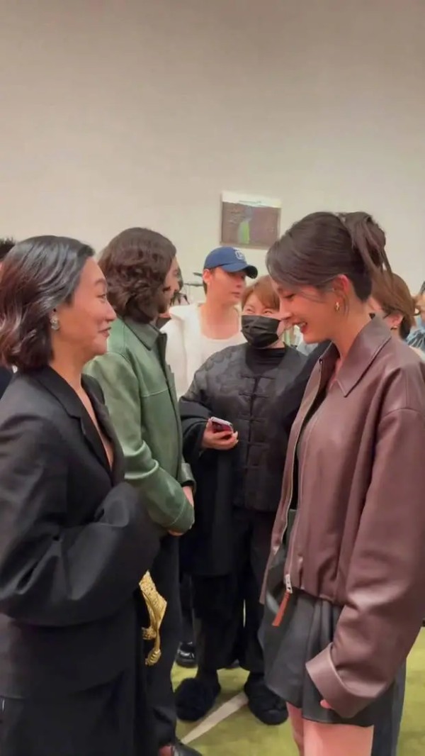 杨幂惠英红畅聊,心情好。