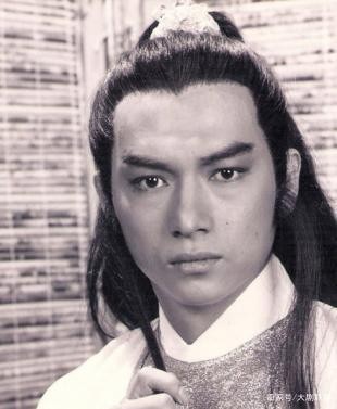 他是红极一时的打星,惠英红是他妹妹,感情之路却充满坎坷