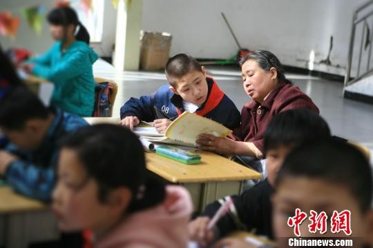 与孙子同桌求学的“陪读奶奶”陈培娥韦亮摄