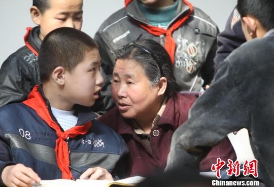 与孙子同桌求学的“陪读奶奶”陈培娥韦亮摄