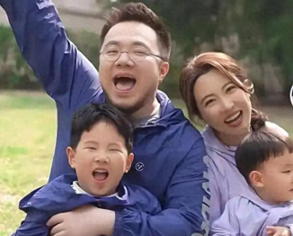 宋丹丹孙子跟奶奶姓!是儿媳主动提出,俩孩子长相酷似英达