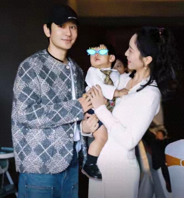 黄晓明带儿子参加生日宴,小海绵又高又阳光,与奶奶关系极为亲密