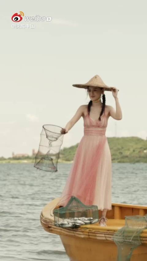 Angelababy渔船少女造型亮相悦游封面