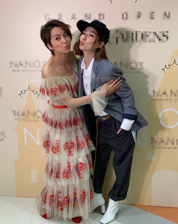 香港三大女神同框,郑秀文杨千嬅气质依旧,却不及她又高又有风范