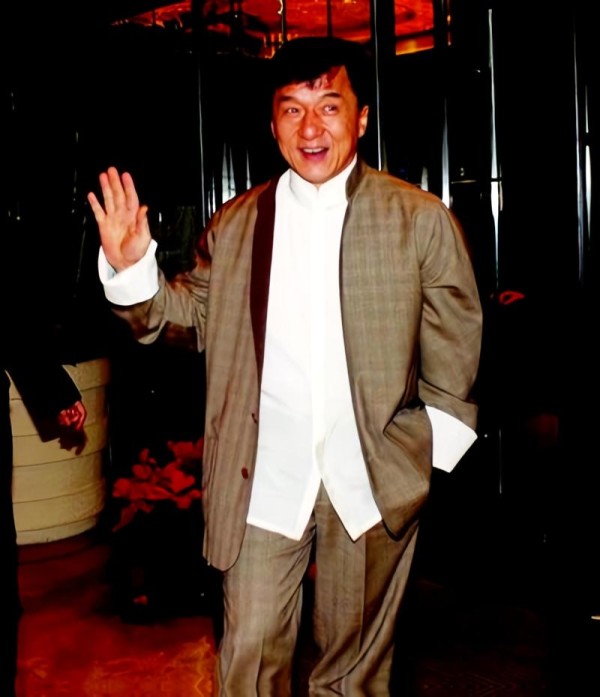 成龙子女命运背后:家庭、选择与明星亲子关系反思