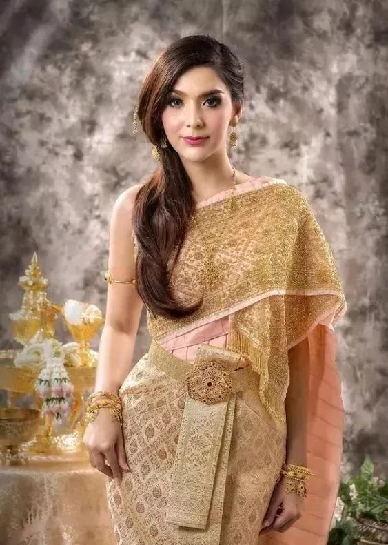 明星家事:#绯闻都是怎么来的#绯闻是指关于某人私生活的未经证实的传闻或谣言,尤其是关于感情、婚姻等方面的。绯闻的产生通常有以下几种常见原因:
1.媒体猜测与炒作
媒体的商业利益
一些媒体为了吸引眼球、增加流量和关注度,会故意制造绯闻。例如,娱乐媒体可能会根据明星的日常行为、穿着打扮、社交场合中的互动等情况进行无端猜测。比如,当看到两位明星在某个活动上频繁互动,媒体可能会发布诸如“两人关系不一般”之...