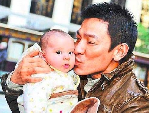 38年前被刘德华亲吻的婴儿,15年前成娱乐圈男神,后来已成巨星