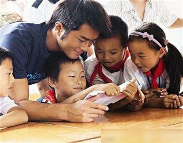 四个港星的爱国故事,最后一个更是直接捐了一百多个学校