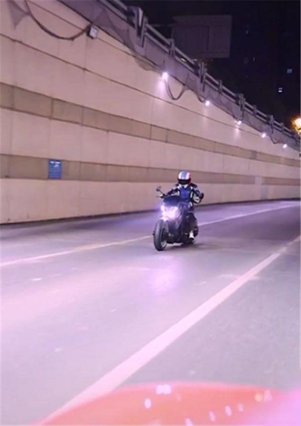 周杰伦同款摩托车,雅马哈V-REX,车价60万,车主戴盔很守规-有驾