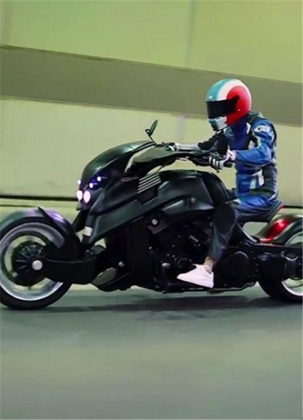 周杰伦同款摩托车,雅马哈V-REX,车价60万,车主戴盔很守规-有驾