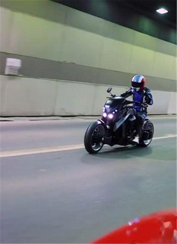 周杰伦同款摩托车,雅马哈V-REX,车价60万,车主戴盔很守规-有驾