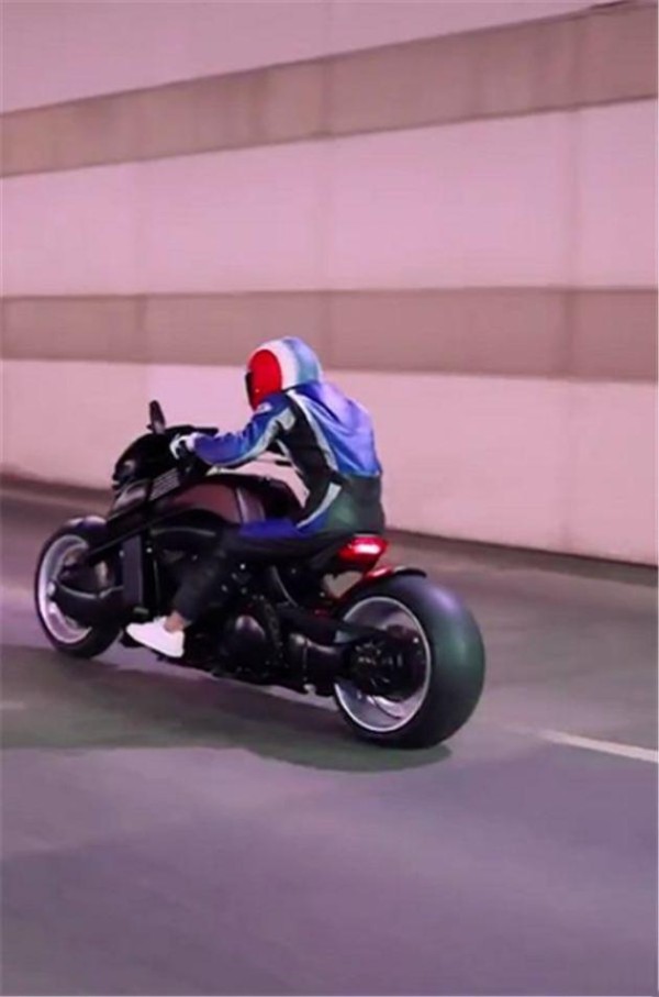 周杰伦同款摩托车,雅马哈V-REX,车价60万,车主戴盔很守规-有驾