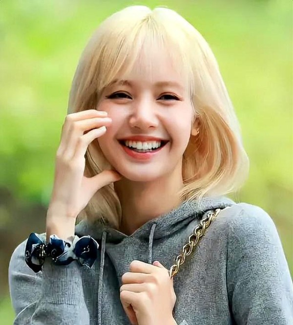 Lisa和继父互动惹争议，二人合影亲密，母亲一旁微笑无所谓