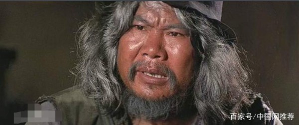 他曾与李小龙兄弟相称，成龙洪金宝见了也要行礼，今儿子也成巨星