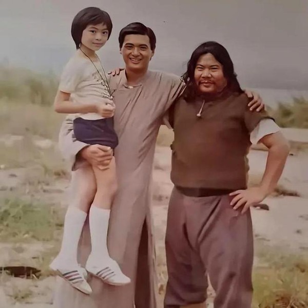 周润发抱着九岁小男孩合影，日后成了香港功夫明星