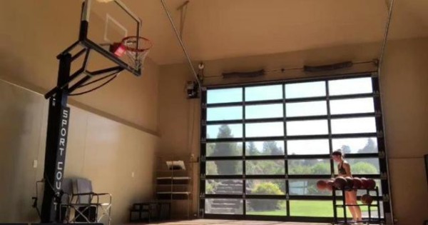 伦纳德女友颜值逆天,双手控球仍能4投8中,球迷:赶紧去生娃吧