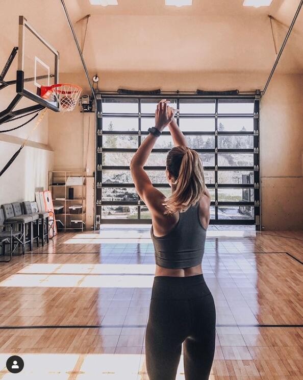 伦纳德女友颜值逆天,双手控球仍能4投8中,球迷:赶紧去生娃吧