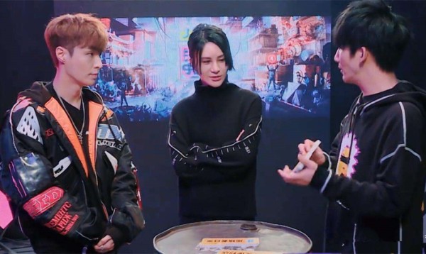 张艺兴与鹿晗真是难兄难弟,趋近年底也不安稳,几家粉丝闹翻天