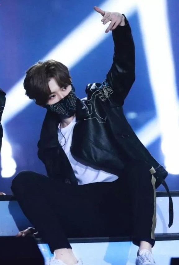 张艺兴与鹿晗真是难兄难弟,趋近年底也不安稳,几家粉丝闹翻天