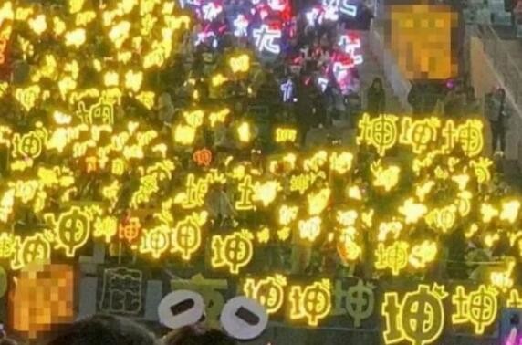 张艺兴与鹿晗真是难兄难弟,趋近年底也不安稳,几家粉丝闹翻天