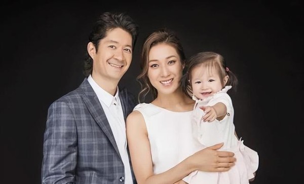 钟嘉欣自曝婚姻“甜蜜危机”,主动追夫成网民热议,女神生活真的如表面幸福吗?