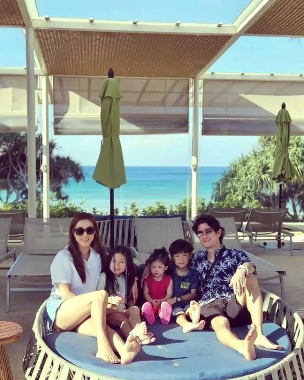 钟嘉欣与胡杏儿温馨姐妹聚会:亲情与友情的交响曲