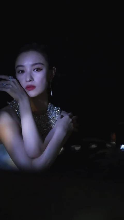 倪妮金鸡奖穿珠片白裙秀翘臀,与燥侯同台主持