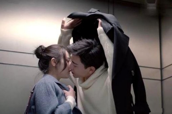 拍吻戏时,为防止男星有“生理反应”,女星都这么做,网友:够狠