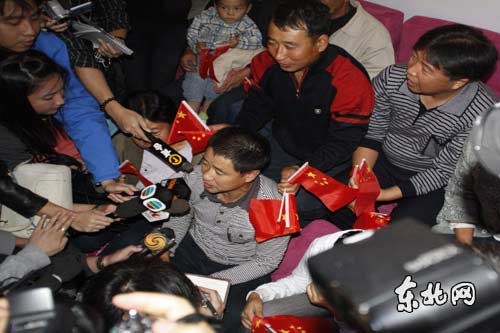 翟志刚的大哥在接受媒体采访。