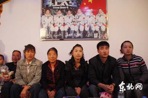 翟志刚的亲人,从左到右:三姐、二姐、外甥女、外甥、外甥妻子。