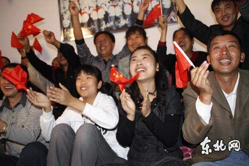 确定翟志刚飞天的消息后,家里人鼓掌欢呼。