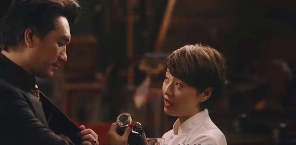 岁月如歌:娱乐风波:四位明星的情感纠葛
在娱乐圈中,明星们的情感纠葛总是备受关注。近期,有关四位明星的恋情问题引起了广泛的关注和热议。这些故事中充满了欢笑、泪水和悔恨,让人不禁思考着自己生活中的类似问题。
首先,让我们来看看李媛和张伟的故事。他们是一对曾经被誉为“金童玉女”的明星情侣。他们的恋情久经考验,曾被视为娱乐圈的模范夫妻。然而,突如其来的绯闻却打破了这一神话,传言李媛和另一位明星余宇有染。...