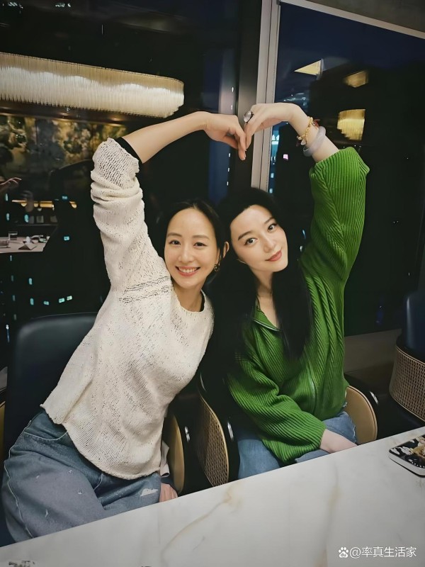 范冰冰为张钧甯庆祝43岁生日,两位40+美女姐姐贴脸合影,好开心