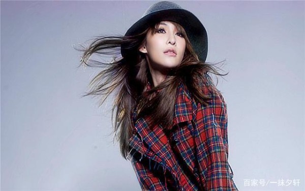 萧亚轩和十八线艺人的恋情,只用捐款行动回应,另一个歌手却这样