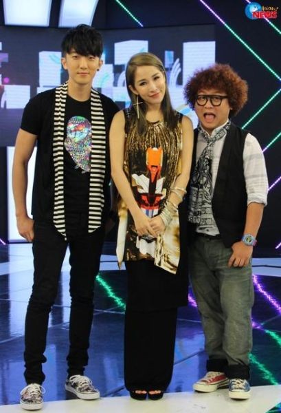 萧亚轩与主持人合影