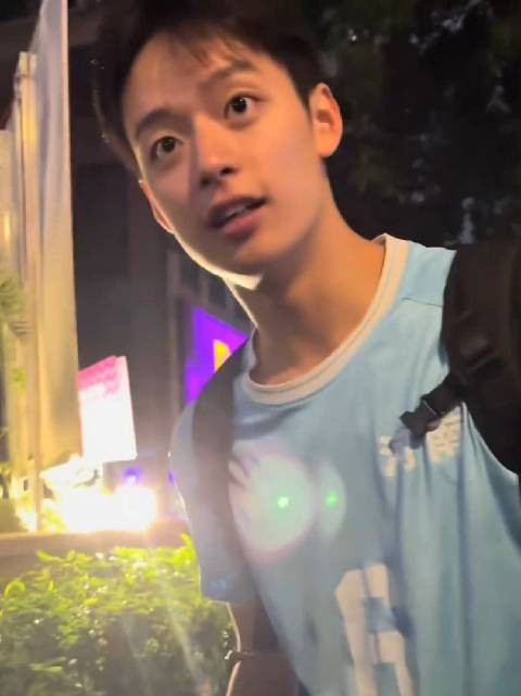 杨家兴对待球迷好温柔,这么乖的排球弟弟,姐姐们最爱了