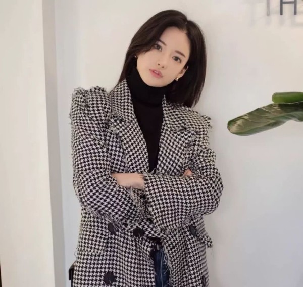 萧亚轩撞上韩国网红,潘南奎化淡妆气质赶超萧亚轩,这10亿花得值