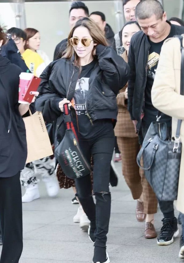 萧亚轩撞上韩国网红,潘南奎化淡妆气质赶超萧亚轩,这10亿花得值